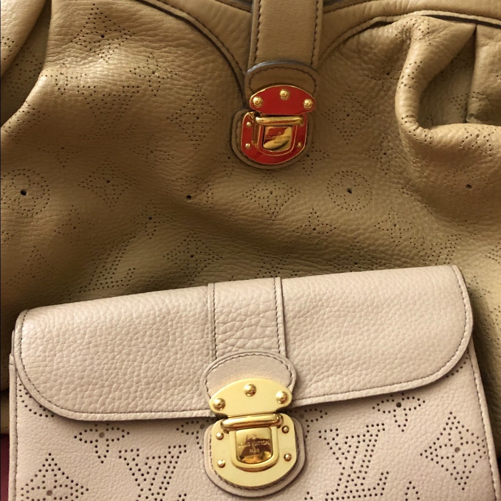 ISO LV brown mahina wallet to match this purse.
